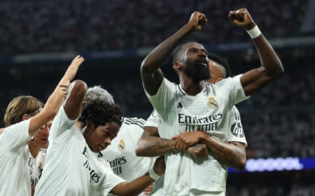 Antonio Rudiger comemora o gol em Real Madrid x Stuttgart, pela Champions League