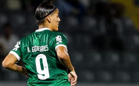 Amanda Gutierres fez três gols para o Palmeiras diante do Juventude.