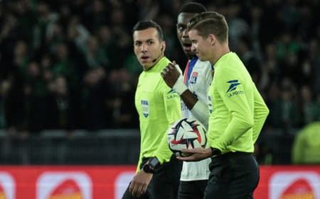 arbitragem-trocada-na-ligue-1-apos-acidente-2-scaled-aspect-ratio-512-320