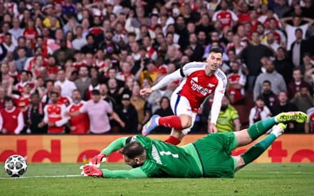 Gabriel Martinelli sendo impedido de marcar por Gianluigi Donnarumma no jogo entre Arsenal x PSG