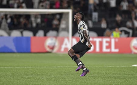 Patrick de Paula comemora gol do Botafogo contra o Carabobo (Foto: Thiago Ribeiro/AGIF)
