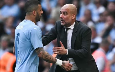 O técnico Pep Guardiola orienta o capitão do Manchester City, Kyle Walker (Foto: Ben Stansall/AFP)