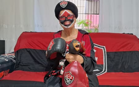 Rosecleide com o tradicional rosto pintado em entrevista ao Lance! Foto: Rafael Carmo / Lance!