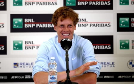 Sinner sorri em coletiva em Roma