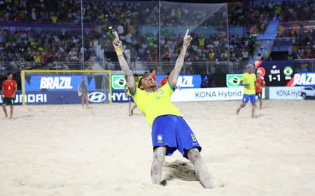 Thanger comemora umd os gols do Brasil sobre Portugal