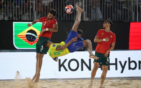 Rodrigo tenta a bicicleta na semifinal entre Brasil e Portugal, pela Copa do Mundo de futebol de areia