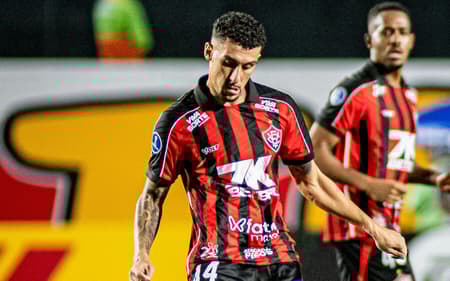 Baralhas em ação na partida contra o Cerro Largo Foto: Victor Ferreira / EC Vitória