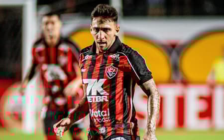Gustavo Mosquito em jogo contra o Cerro Largo, no Barradão Foto: Victor Ferreira / EC Vitória