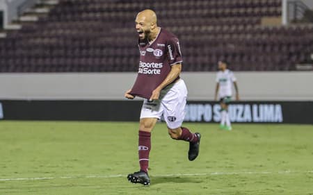 Carlão comandou a virada da Ferroviária sobre o Coritiba na Série B (Foto: Luís Miguel Ferreira/Ferroviária)
