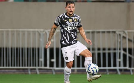 Artur em ação pelo Botafogo (Foto: Vítor Silva/Botafogo)