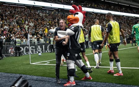 Cuca comemorando vitória do Atl[etico-MG (Foto: Pedro Souza / Atlético)