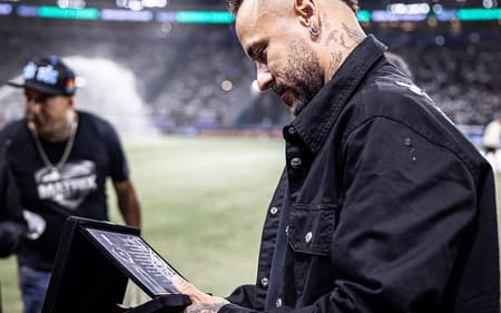 Neymar recebe placa comemorativa pelos 100 jogos na Vila Belmiro pelo Santos em duelo contra o Ceará, no Allianz Parque. (Foto: Raul Baretta/ Santos FC)