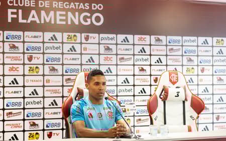 Alex Sandro em entrevista coletiva após treino do Flamengo (Foto: Adriano Fontes/Flamengo)