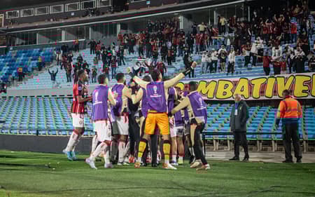 Jogadores comemoram vitória sobre o Cerro Largo Foto: Victor Ferreira / EC Vitória