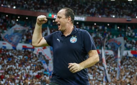Rogério Ceni comemora vitória no Ba-Vi Foto: Rafael Rodrigues / EC Bahia