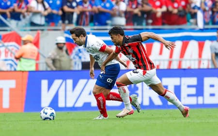 Everton Ribeiro e Ronald disputam a bola no Ba-Vi Foto: Rafael Rodrigues / EC Bahia