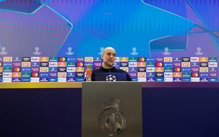 Pep Guardiola em coletiva de imprensa antes de partida contra o Real Madrid, pela Champions League (Foto: OSCAR DEL POZO / AFP)