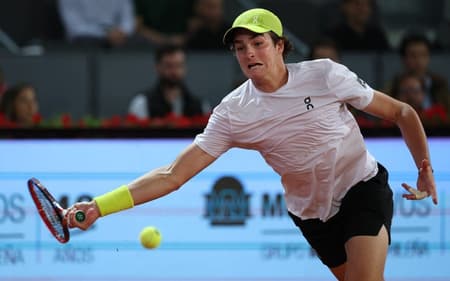 João Fonseca devolve a bola na derrota para o americano Tommy Paul em Madri (Photo by Thomas COEX / AFP)