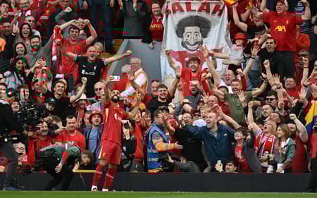 Salah comemora gol pelo Liverpool contra o Tottenham (Foto: Paul Ellis/AFP)