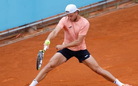 Alexandre Muller na vitória sobre o americano Tiafoe em Madri. (Pierre-Philippe MARCOU / AFP)