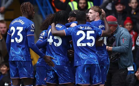Jogadores do Chelsea comemoram gol contra o Liverpool (Foto: HENRY NICHOLLS / AFP)
