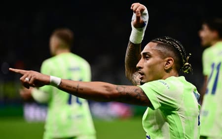 Raphinha comemora gol pelo Barcelona contra a Inter de Milão (Foto: Marco Bertorello/AFP)
