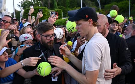 Jannik Sinner atende aos fãs em Roma