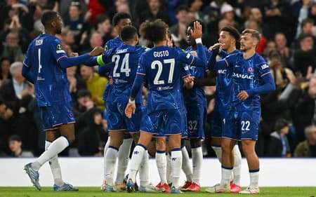 Elenco do Chelsea comemora gol contra o Djurgarden pela Conference League (Foto: Glyn Kirk/AFP)