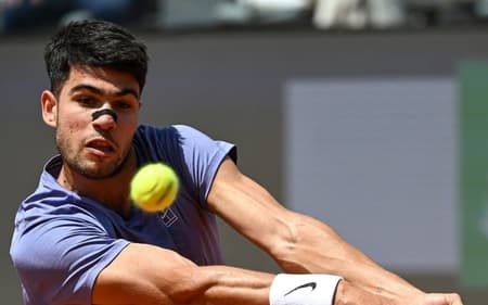 Carlos Alcaraz devolve a bola de backhand na vitória sobre o sérvio Dusan Lajovic em Roma