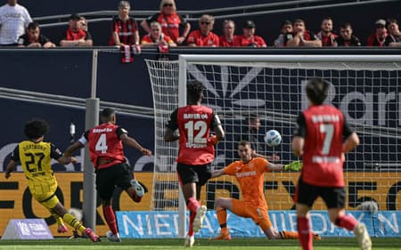Adeyemi finaliza na saída do goleiro do Bayer Leverkusen