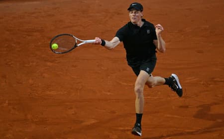 Jannik Sinner devolve a bola na vitória sobre o norueuguês Casper Ruud em Roma