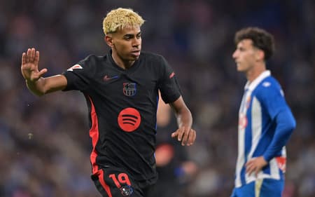 Yamal comemora gol pelo Barcelona contra o Espanyol (Foto: Manaure Quintero/AFP)