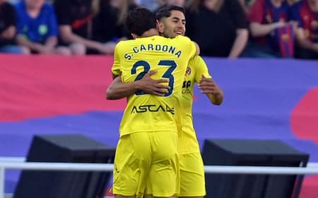 Jogadores do Villarreal comemoram gol sobre o Barcelona (Foto: MANAURE QUINTERO / AFP)