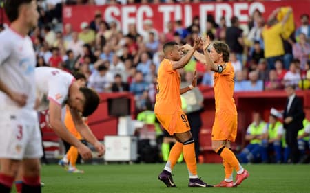 Mbappé e Modric comemoram gol do Real sobre o Sevilla (Foto: CRISTINA QUICLER / AFP)