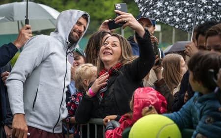 Djokovic posa para selfie com fã em Genebra