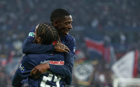 Barcola e Dembélé comemoram gol do PSG contra o Reims (Foto: Franck Fife/AFP)