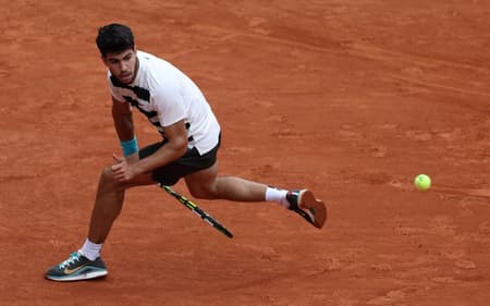 O espanhol Carlos Alcaraz acerta uma grand-willy na vitória sobre Giulio Zeppieri em Roland Garros