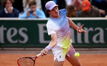 João Fonseca na vitória sobre o polonês Hubert Hurkacz em Roland Garros (Foto: Franck FIFE / AFP)
