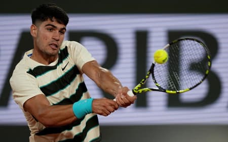 O espanhol Carlos Alcaraz na vitória sobre o bósnio Damir Dzumhur (Photo by Dimitar DILKOFF / AFP)