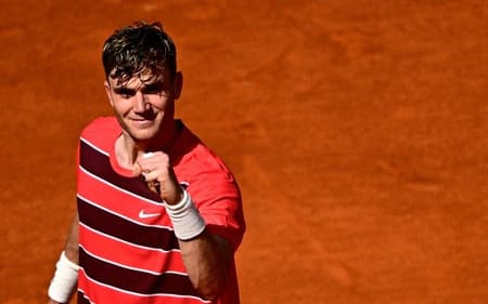 O britânico Jack Draper comemora mais uma vitória sobre João Fonseca (Foto: JULIEN DE ROSA / AFP)