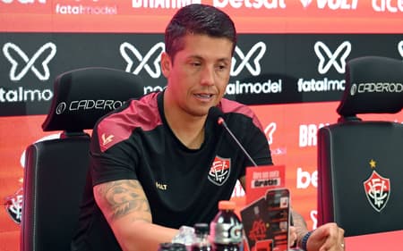 Thiago Carpini em entrevista coletiva Foto: Walmir Cirne/AGIF