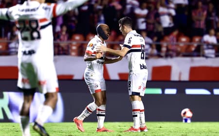 Lucas e Oscar comemoram juntos gol pelo São Paulo Portuguesa São Paulo