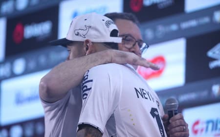 Marcelo Teixeira apresenta Neymar no Santos, em evento realizado na Vila Belmiro. (Foto: Reinaldo Campos/AGIF)