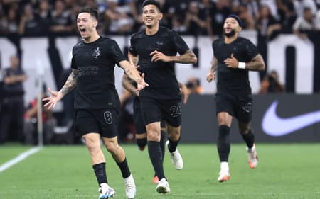 Rodrigo Garro, Fabrizio Angileri e Memphis em duelo do Corinthians e do Santos pelo Campeonato Paulista, na Neo Química Arena. (Foto:Marcello Zambrana/AGIF)