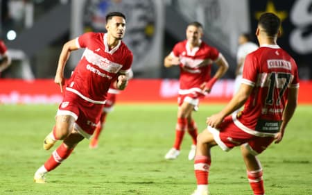 Breno Herculano marcou na Vila Belmiro (Foto: Mauricio De Souza/AGIF)