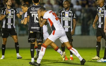 Janderson se lamenta em Ceará x Vitória Foto: Baggio Rodrigues/AGIF