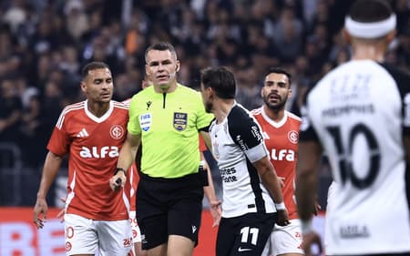 SP - SAO PAULO - 03/05/2025 - BRASILEIRO A 2025, CORINTHIANS X INTERNACIONAL - jogadores do Internacional reclamam com a arbitragem durante partida contra o Corinthians no estAdio Arena Corinthians pelo campeonato Brasileiro A 2025. Foto: Marcello Zambrana/AGIF