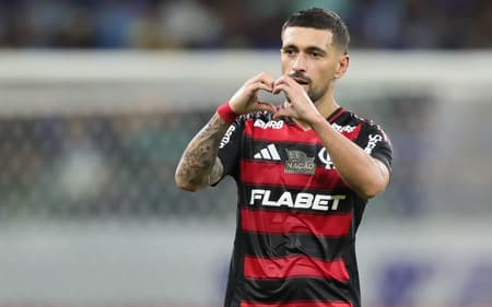 Arrascaeta, meia do Flamengo, comemora gol contra o Cruzeiro (Foto: Gilson Lobo/AGIF)