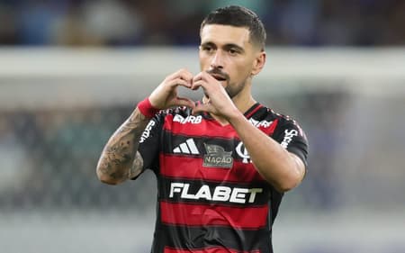 Arrascaeta, meia do Flamengo, comemora gol contra o Cruzeiro (Foto: Gilson Lobo/AGIF)