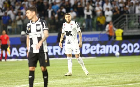 Zé Rafael entra no fim do segundo tempo do jogo entre o Santos e o Ceará, no Allianz Parque. (Foto: Mauricio De Souza/AGIF)